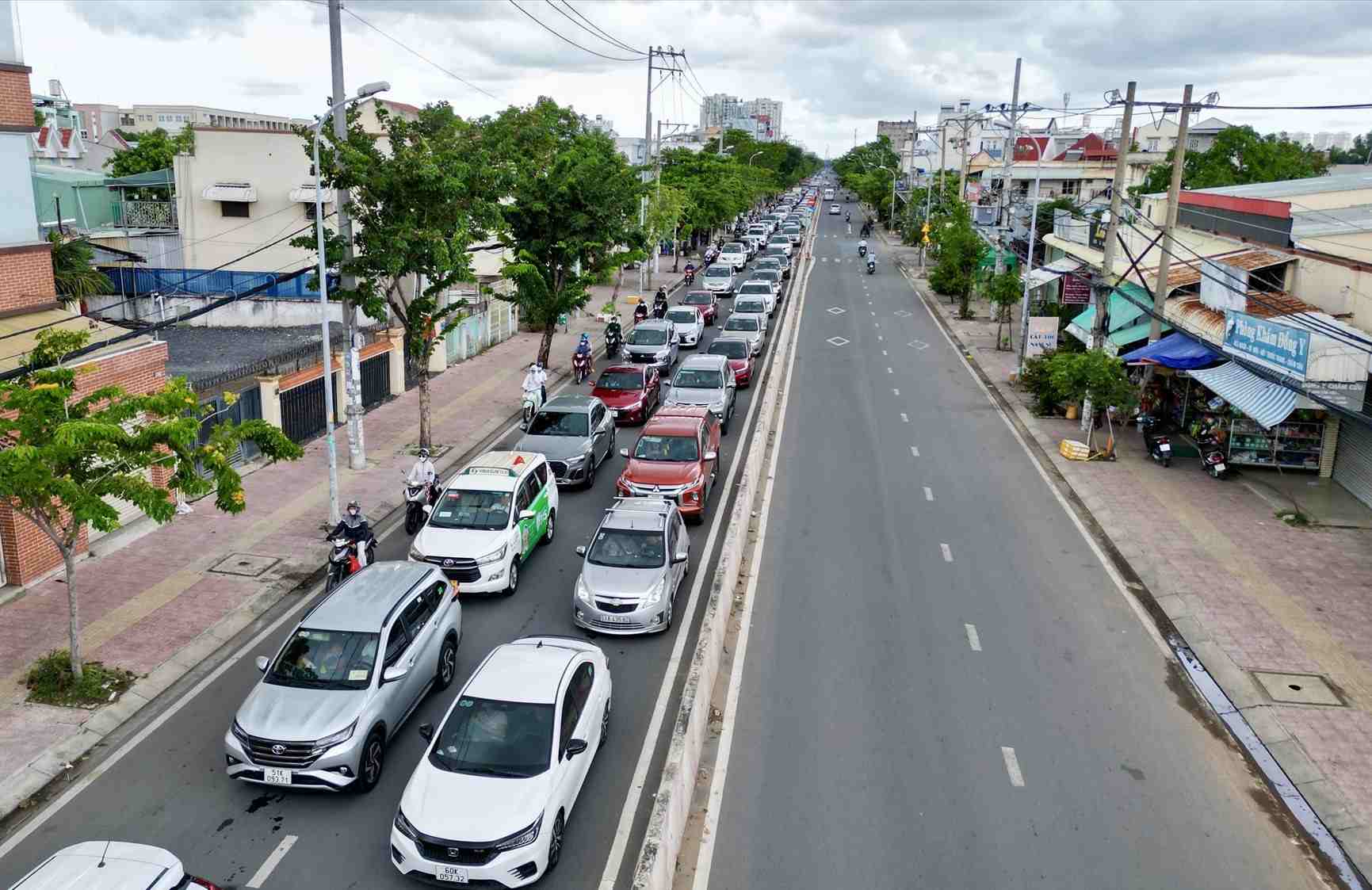 Dong xe nhich tung chut mot doi qua pha Binh Khanh.  Anh: Anh Tu