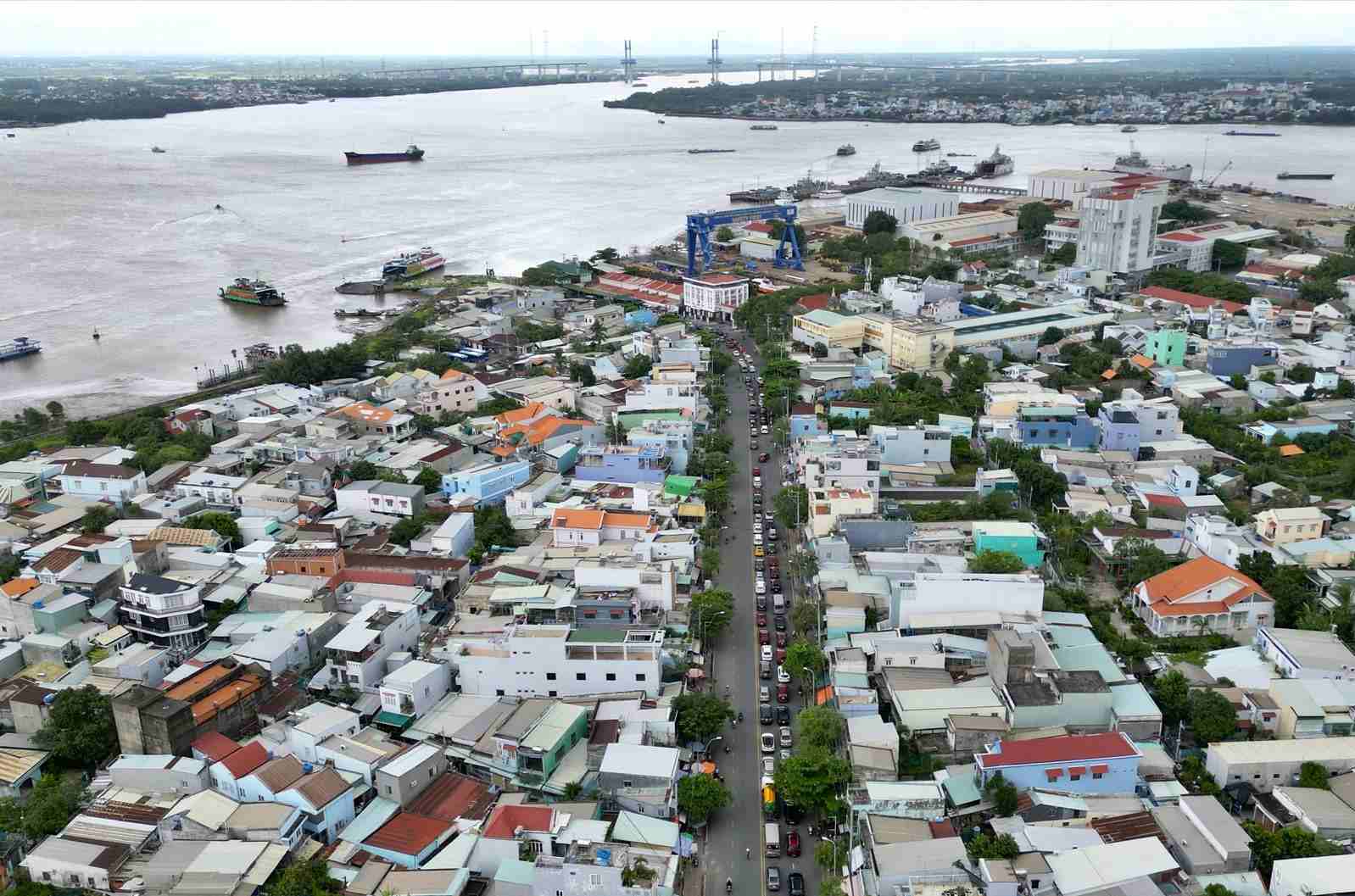 Long lines of vehicles waiting to cross the Binh Khanh ferry. Photo: Anh Tu