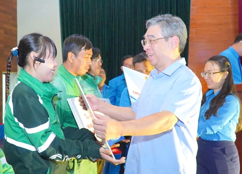Mr. Nguyen Phuoc Loc - Deputy Secretary of the City Party Committee, Chairman of the Vietnam Fatherland Front Committee of Ho Chi Minh City - presents health insurance cards to union members and workers. Photo: Duc Long