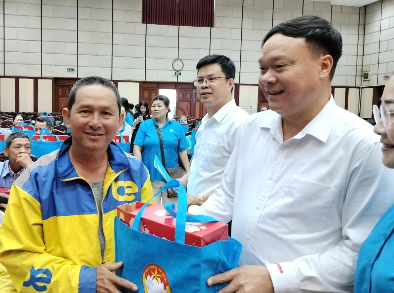 Ong Nguyen Dinh Khoat - Bi thu Dang uy, Tong Giam doc CASUMINA - trao the bao hiem y te va qua tang doan vien, nguoi lao dong. Anh: Duc Long