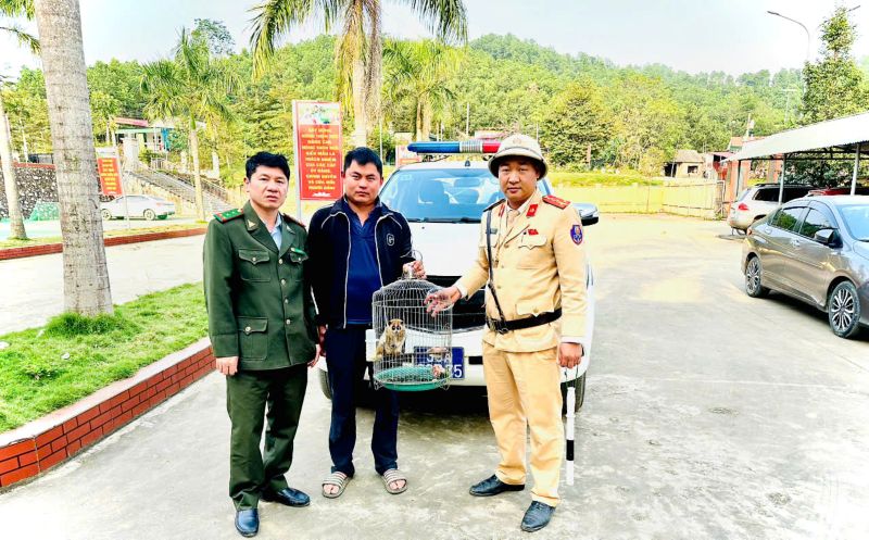 Nguoi dan giao nop ca the cu li quy hiem cho luc luong chuc nang. Anh: Minh Hoang