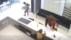 Stranger beats employee, robs phone at store in Nghe An. Extract from store camera