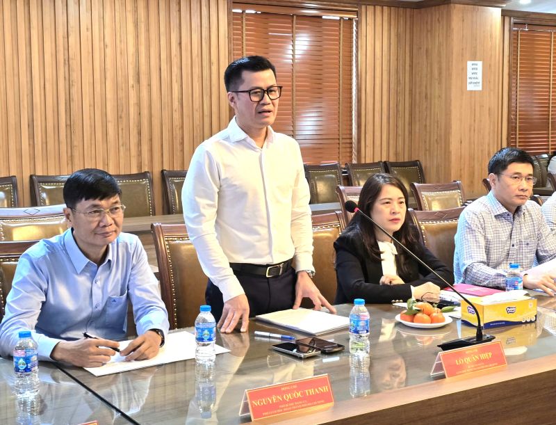 Mr. Lo Quan Hiep - Director of Ho Chi Minh City Social Insurance (standing) - provides information about the activities of the Ho Chi Minh City Social Insurance sector. Photo: Nam Duong