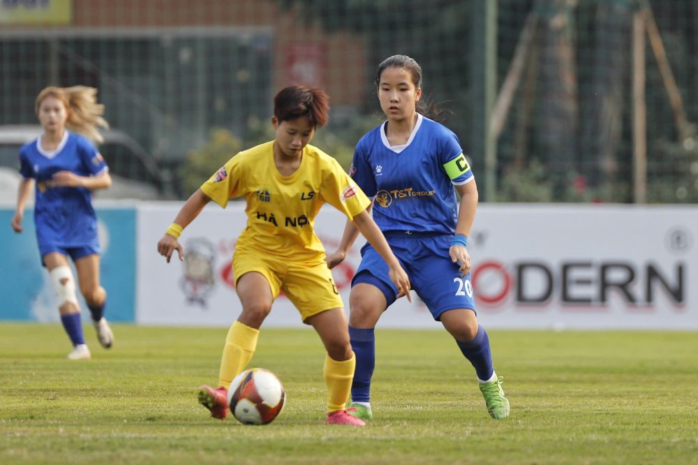 U19 nu Thai Nguyen T&T thi dau chat che truoc U19 nu Ha Noi. Anh: VFF