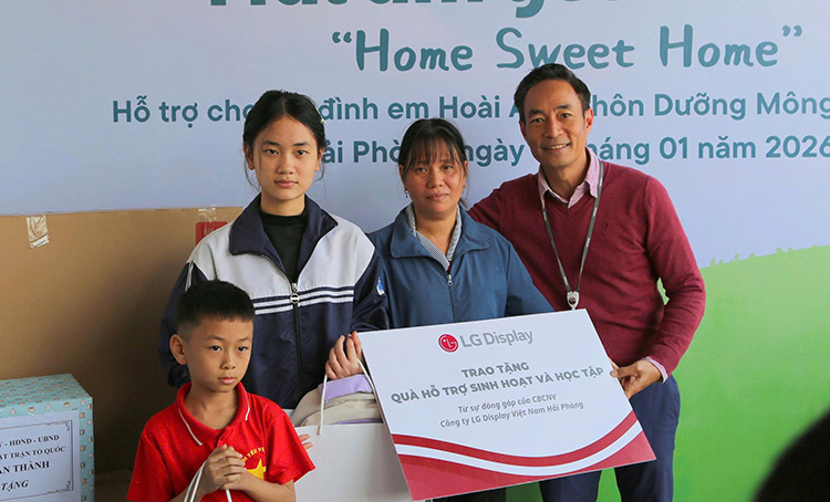 Nhà đình em Hoài Anh nhận quà tặng quyên góp từ các cán bộ công nhân viên Công ty LG Display Việt Nam Hải Phòng. Ảnh: Thu Uyên