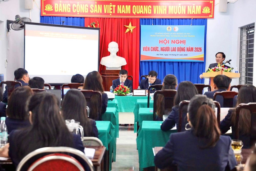 The Provincial Center for Natural Resources and Environment Monitoring links improving monitoring quality with caring for the rights of civil servants and employees. Photo: Ha Tinh Trade Union