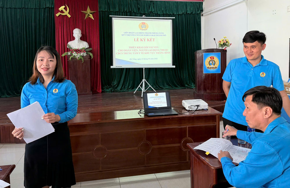 Da Nang Trade Union officials carry out procedures to disburse loan capital for union members. Photo: Da Nang Trade Union.