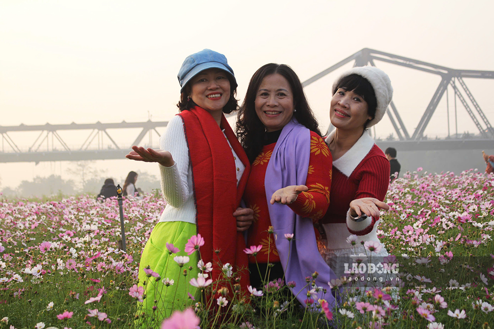 Theo ong Son, khoanh khac binh minh tren ben hoa thu, tu khoang 6 - 7 gio la thu hut dong dao nhiep anh gia va du khach nhat. Trang phuc duoc du khach lua chon nhieu nhat la ao dai va nhung bo trang phuc co mau sac ruc ro.  