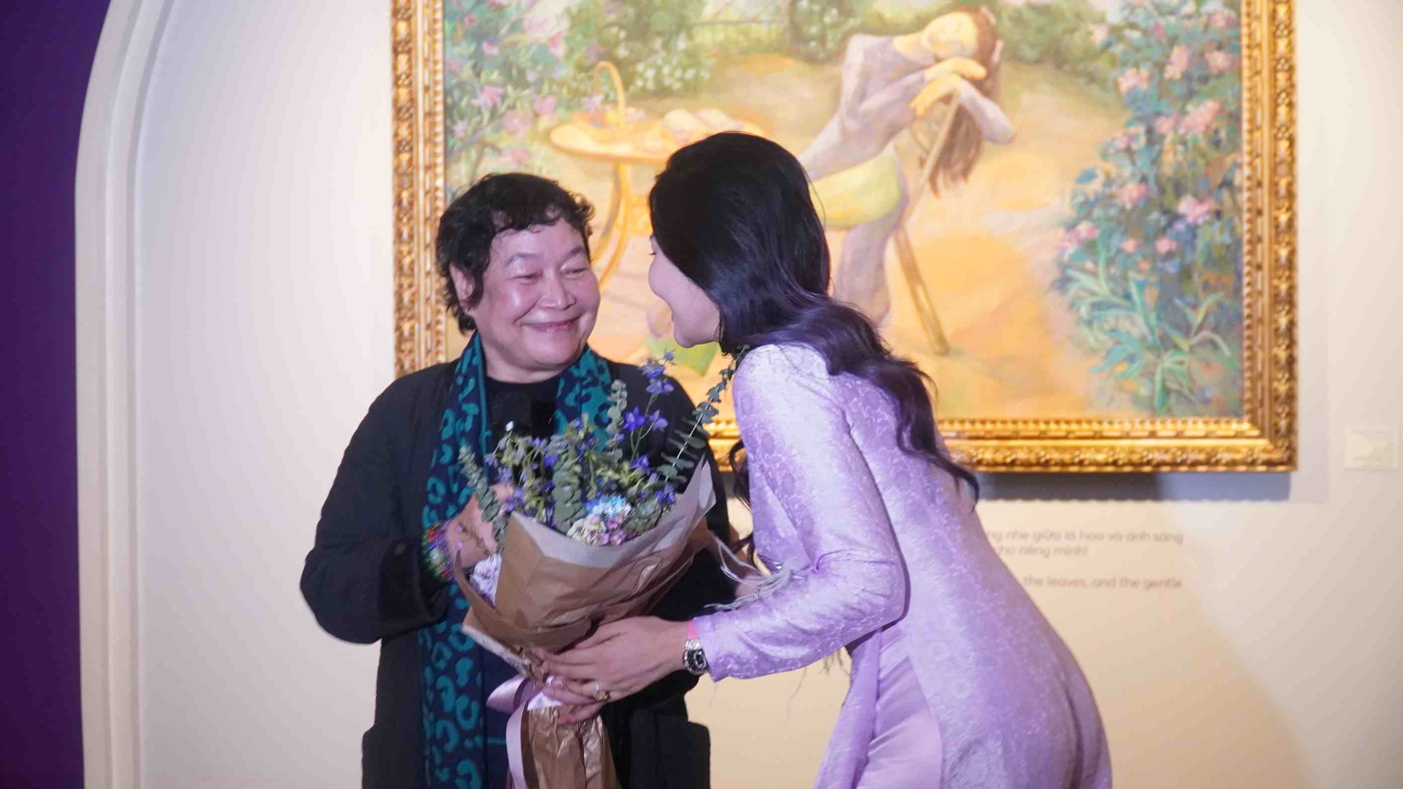 Ba Mai Thi Ngoc Oanh nhan hoa tu nu hoa si Le Trang sau khi phat bieu. Anh: Minh Vu.