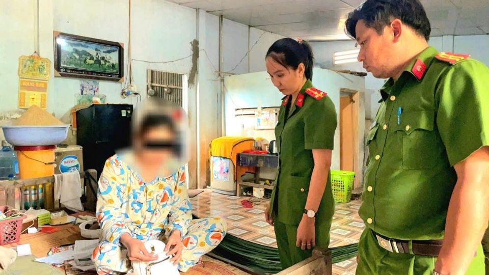 Subject N.T.C.T was caught red-handed by Loc Thuan Commune Police for drug possession. Photo: Police provided