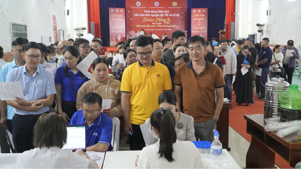 Hon 300 tinh nguyen vien tham du le phat dong va hien mau tinh nguyen. Anh: Nguyen Anh