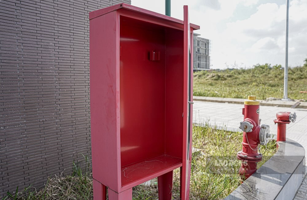 Du duoc thiet ke he thong PCCC dong bo, song thuc te cho thay nhieu tu PCCC trong rong, thieu thiet bi co ban.