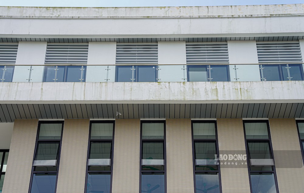 Be mat tuong co dau hieu bong troc lop son, lam giam chat luong hoan thien cung nhu tuoi tho cong trinh, du theo thiet ke, thu vien co nien han su dung len den 50 nam. 