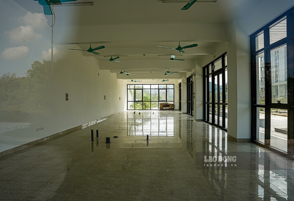 Cac cua vao thu vien da khoa lai toan bo, ben trong trong rong, khong co noi that lien quan.