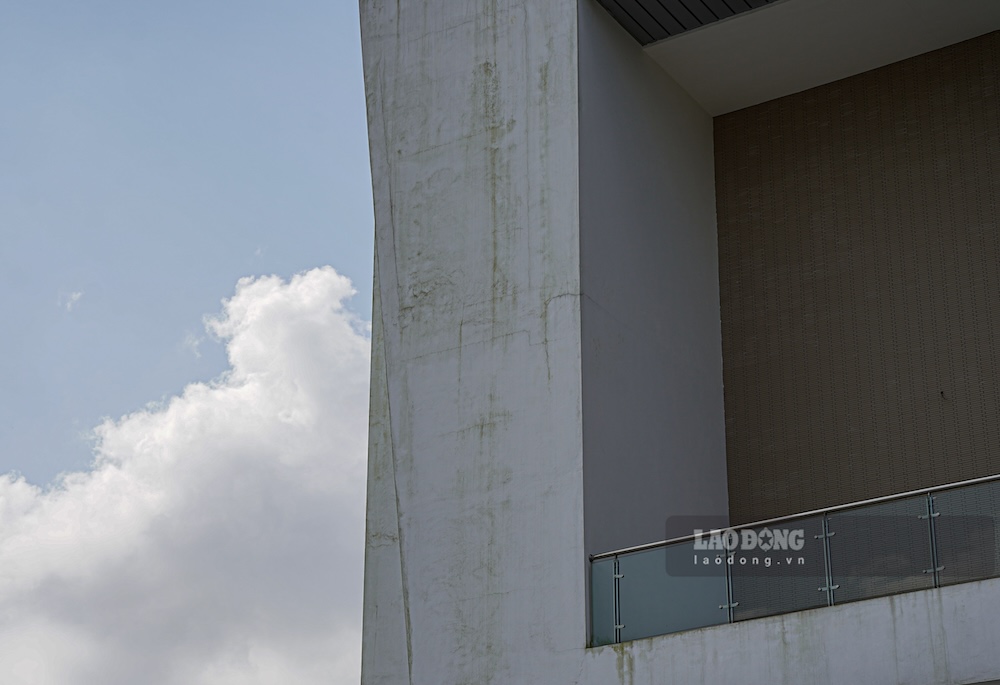 Trao doi voi phong vien Bao Lao Dong, ong Truong Tan Quan - Hieu truong Truong Dai hoc Kinh te, Dai hoc Hue cho biet, cong trinh do Dai hoc Hue lam chu dau tu, con Truong Dai hoc Kinh te chi la don vi thu huong. Den nay, don vi nay van chua nhan duoc van ban ban giao chinh thuc tu phia Dai hoc Hue.  “Chung toi tiep nhan cong trinh theo hinh thuc “chia khoa trao tay“. Cong trinh da hoan thanh kha lau nhung den nay van chua duoc ban giao chinh thuc. Nha truong mong muon Dai hoc Hue som ban giao de co phuong an dau tu noi that, dua cong trinh vao su dung phuc vu giang day, tranh lang phi nguon luc”, ong Quan cho biet.