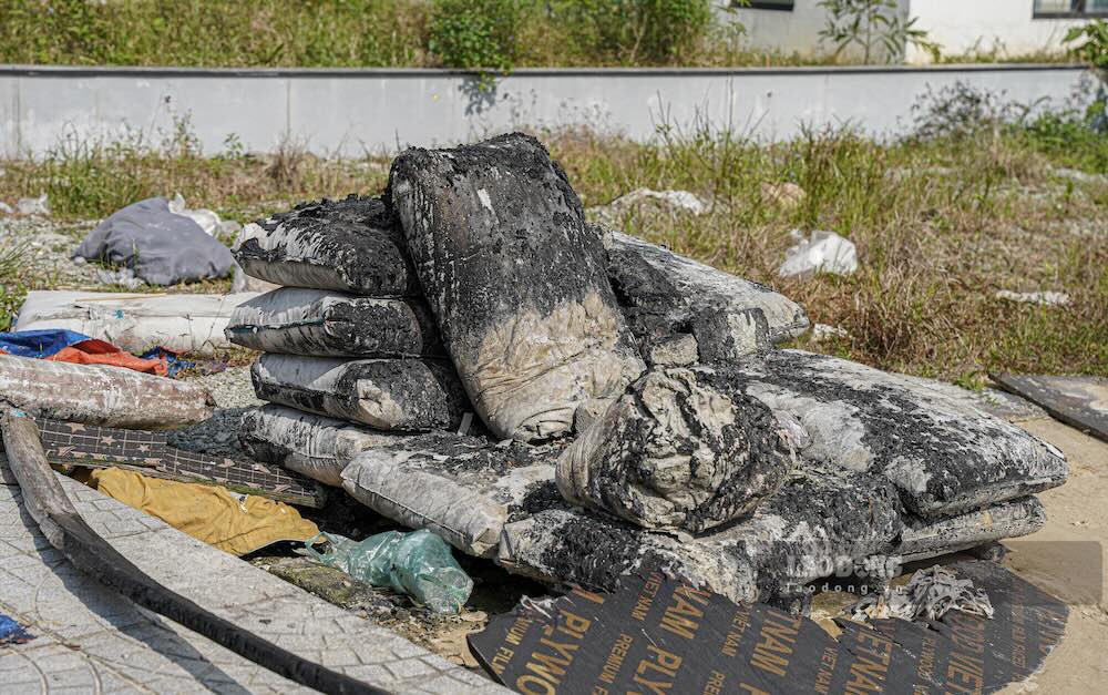 Trong khi nhieu vat lieu xay dung, phe thai con sot lai sau thi cong bi vut ben trong khuon vien thu vien. 