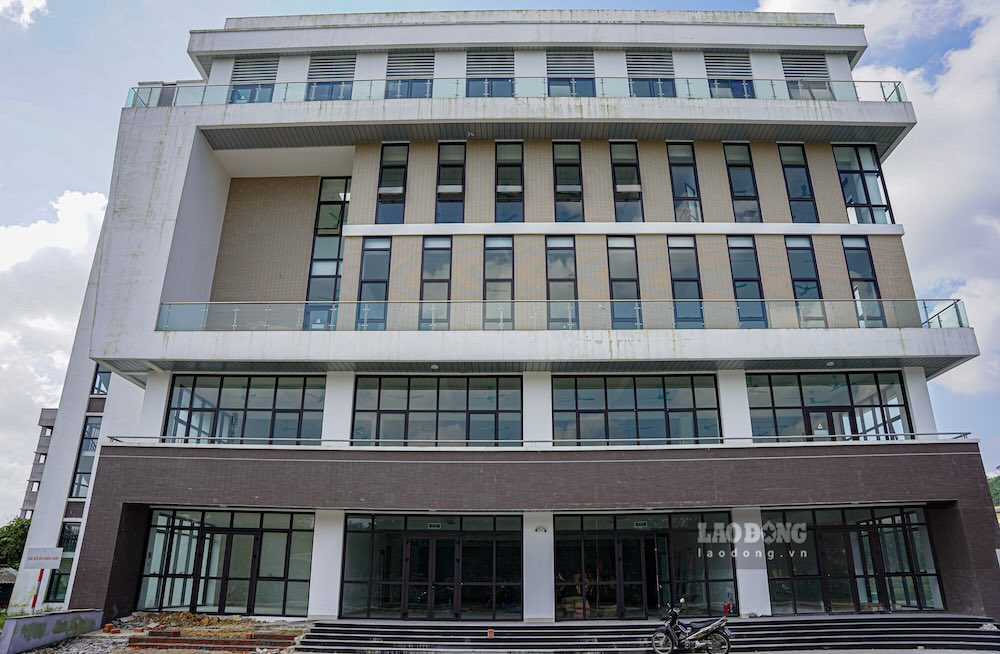 Sau gan mot nam khanh thanh, nhieu mang tuong da loang lo, xuat hien reu xanh, vet o do tham nuoc. 