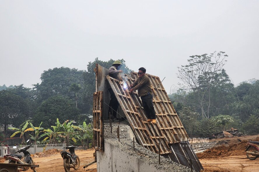 Cac cong nhan thi cong tai khu vuc diem cuoi cao toc Tuyen Quang - Phu Tho. Anh: To Cong.