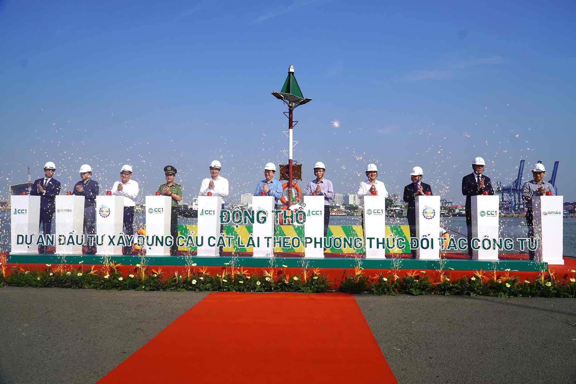 Deputy Prime Minister Mai Van Chinh, Secretary of Dong Nai Provincial Party Committee Vu Hong Van and delegates press the button to inaugurate the Cat Lai bridge project. Photo: HAC