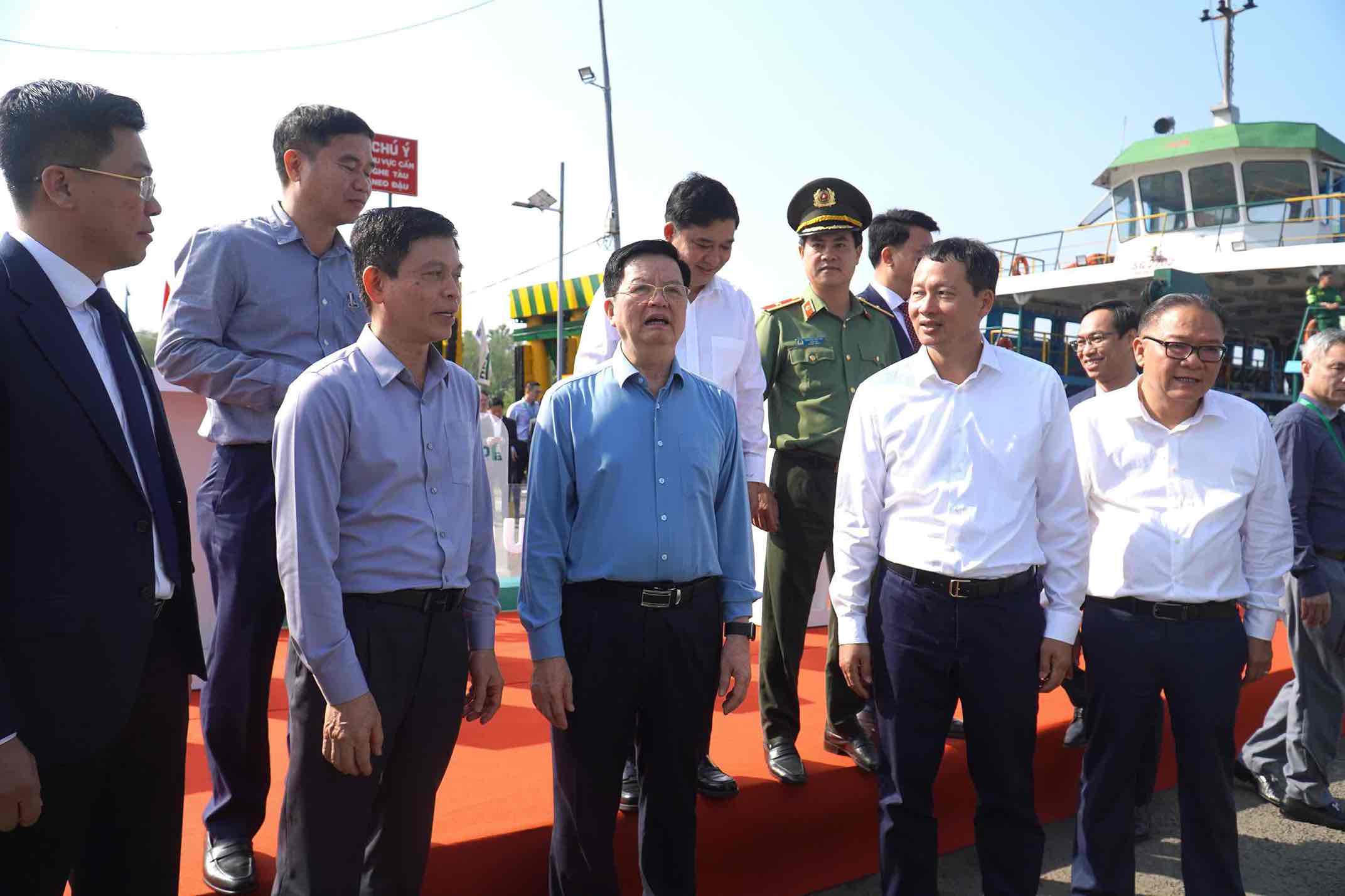Ong Mai Van Chinh, Uy vien Ban chap hanh Trung uong Dang, Pho Thu tuong Chinh phu (ben trai anh) va ong Vu Hong Van - Bi thu Tinh uy Dong Nai cung cac dai bieu tai du an cau Cat Lai. Anh: HAC