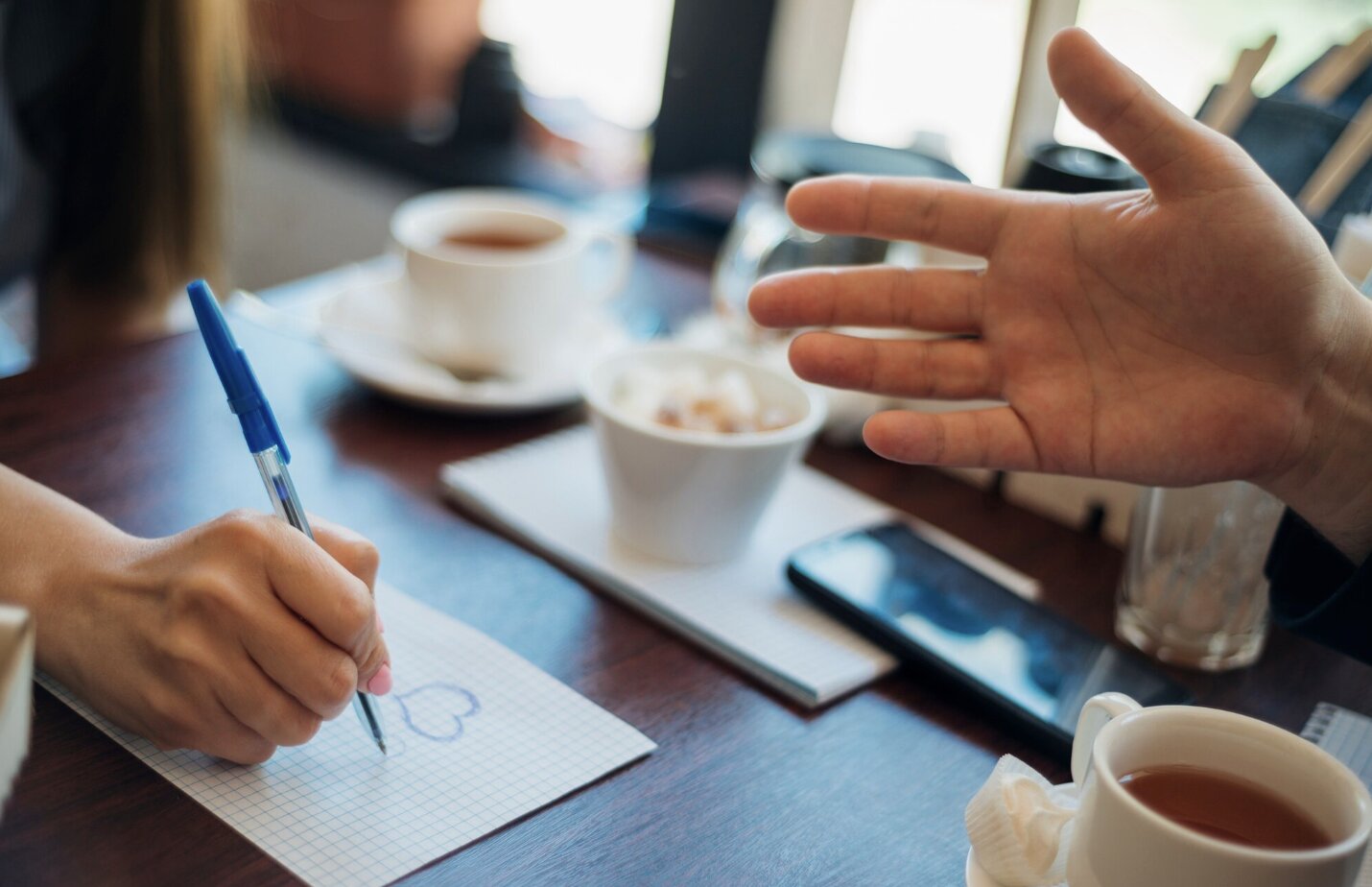 Intervening too deeply in other people's lives easily breaks boundaries, damaging relationships. Photo: Thuy Duong