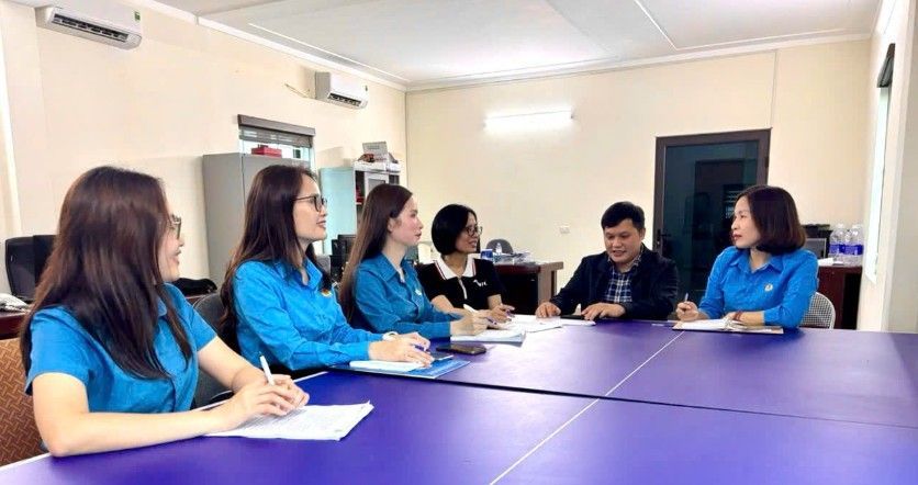 Officials of the Nghe An Provincial Labor Federation and the Vinh Phu Ward Trade Union working at Toan Cau Insurance Company. Photo: Nghe An Provincial Labor Federation