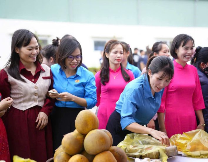 Gia Van Commune Trade Union (Ninh Binh) in coordination with Goryo Vietnam Co., Ltd. organizes the "Tet Reunion - Spring of Party Gratitude 2026" Program. Photo: Dieu Anh