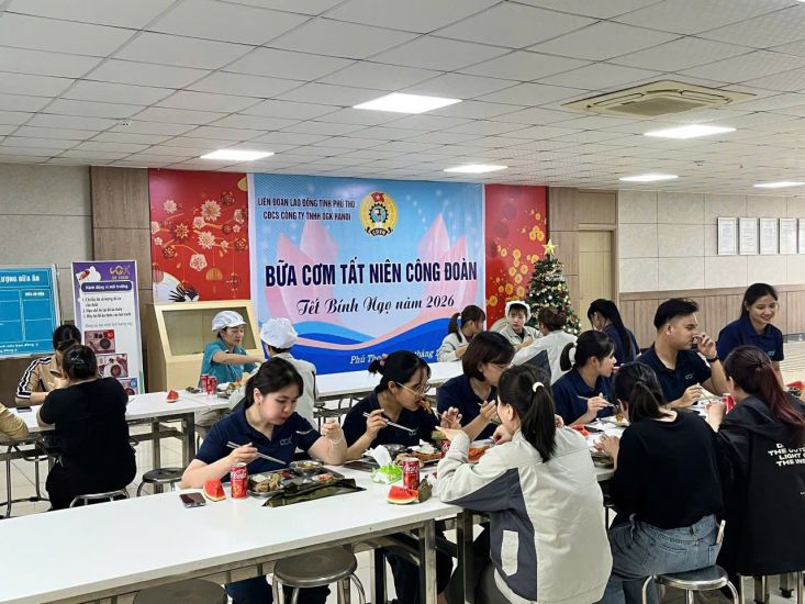Grassroots Trade Unions of Phu Ha Industrial Park and Thuy Van Industrial Park (Phu Tho Region) coordinate with business leaders to organize the Trade Union Year-end Dinner to welcome the new year 2026. Photo: Yen San