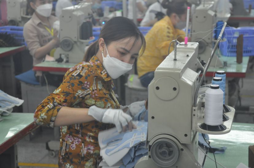 Having more holidays during the year helps workers have time to rest with their families. Photo: Bao Han