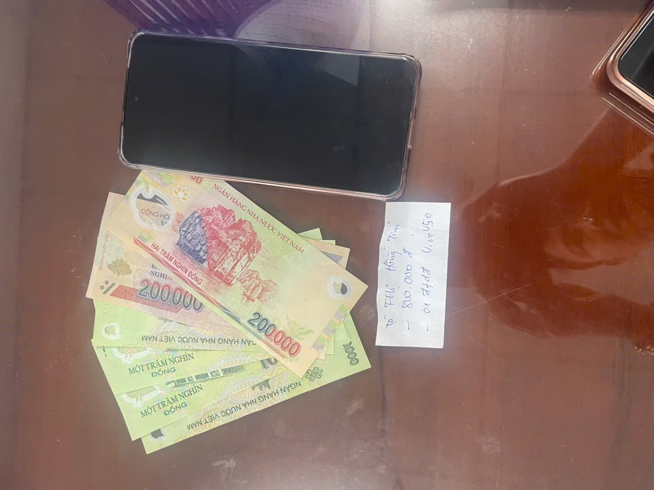 Tang vật công an thu giữ sau khi triệt phá điểm chứa chấp mại dâm. Ảnh: Công an cung cấp