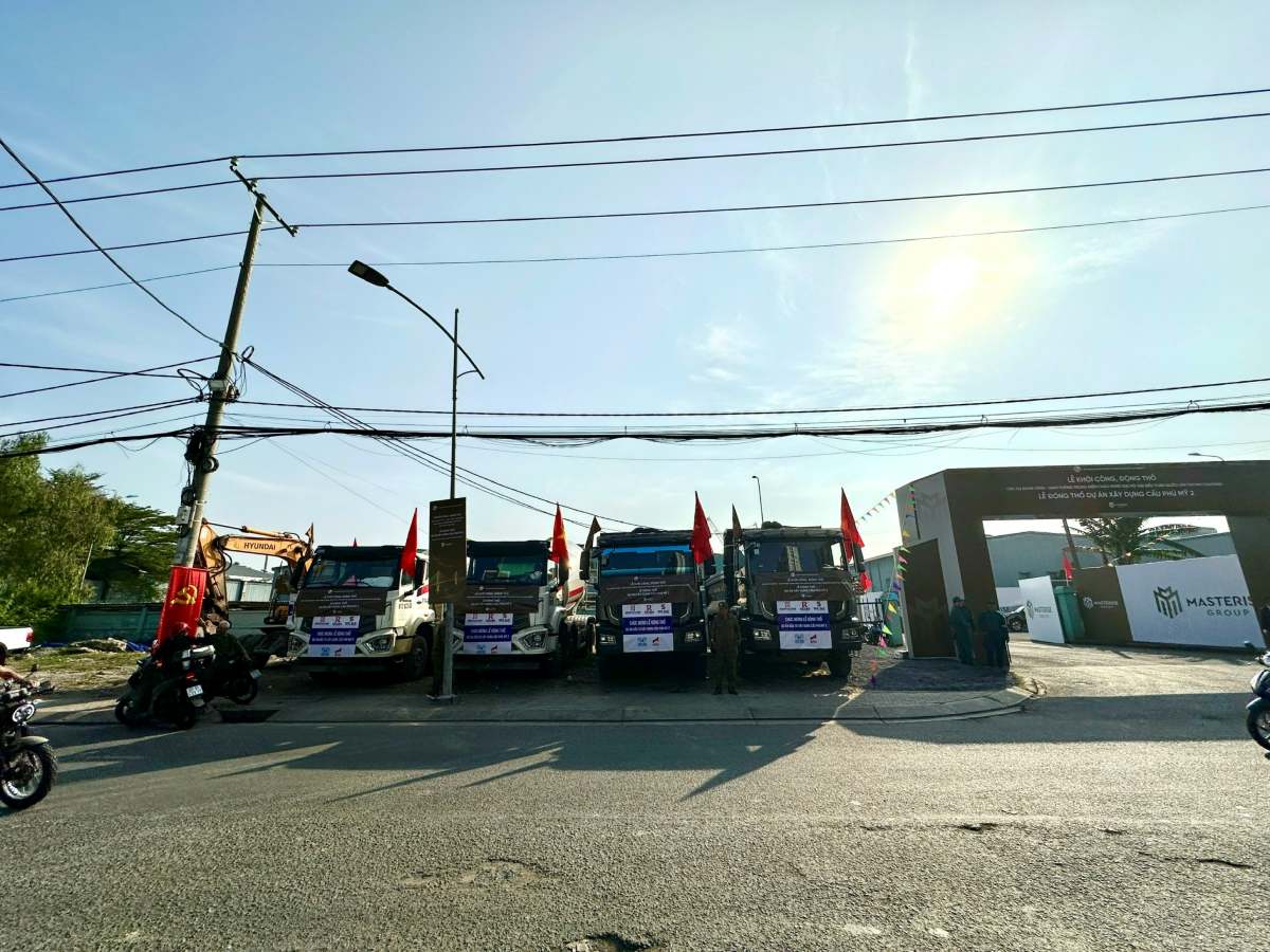 Ngay tu som, cong nhan cung may moc, thiet bi da co mat cho le dong tho du an cau Phu My 2. Anh: Minh Tam