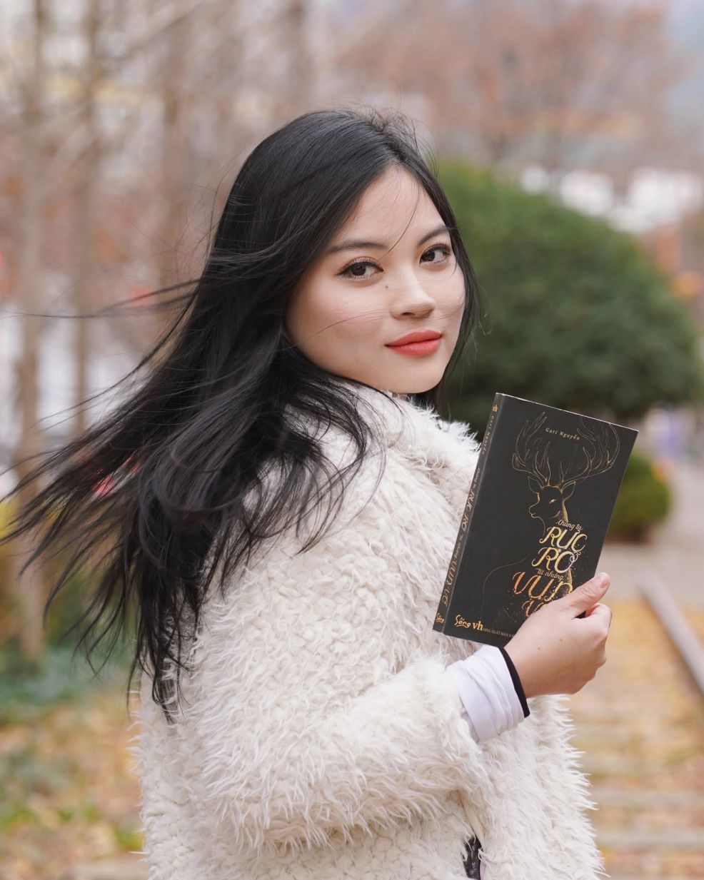 Nha van Gari Nguyen va cuon sach “Chung ta ruc ro tu nhung vun vo“. Anh: Nha xuat ban