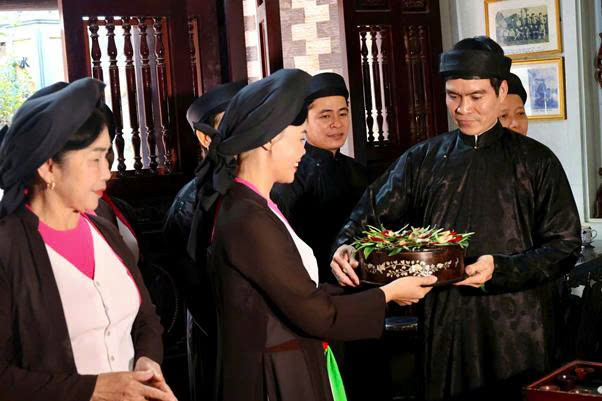 Phuc dung nghi le ca Quan ho tho va tai hien mam com Quan ho truyen thong o dinh lang Hoai Trung, xa Lien Bao, Bac Ninh. Anh: Trung tam Cung ung DVSNC xa Lien Bao 