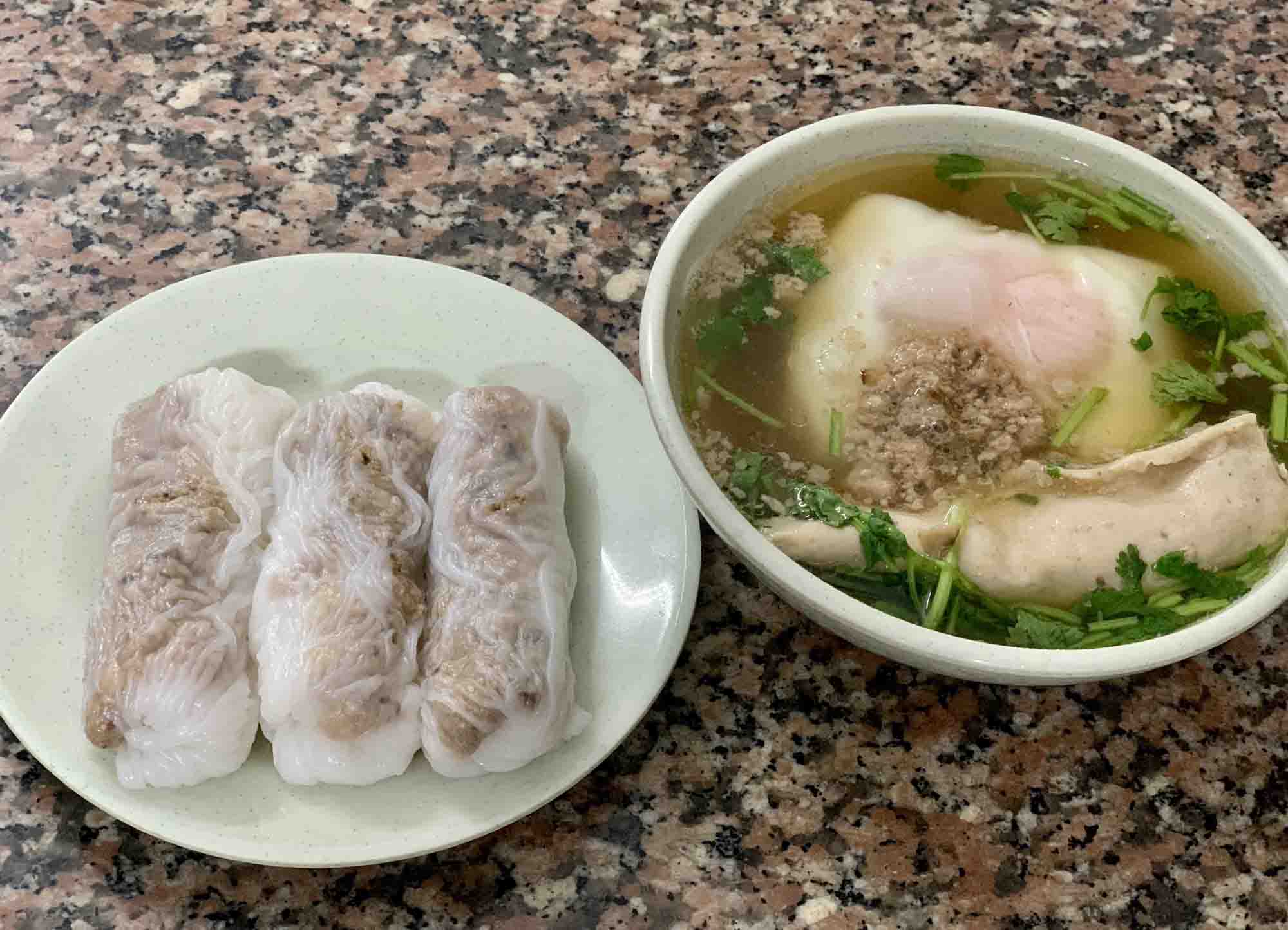Bánh cuốn canh Cao Bằng phải chan với nước ninh xương. Ảnh: Nhật Minh