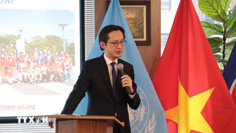 El Embajador Do Hung Viet proporciona informacion general sobre los preparativos para el XIV Congreso del Partido Comunista de Vietnam. Foto: TTXVN