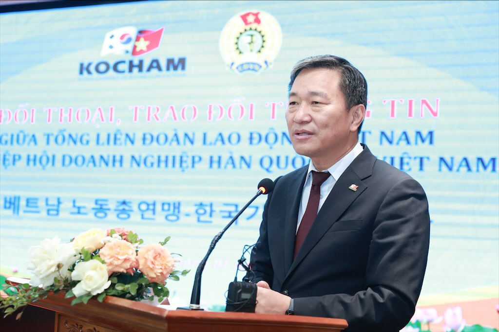 Ong Ko Tae Yeon, Chu tich KOCHAM trao doi tai Doi thoai. Anh: Hai Nguyen 