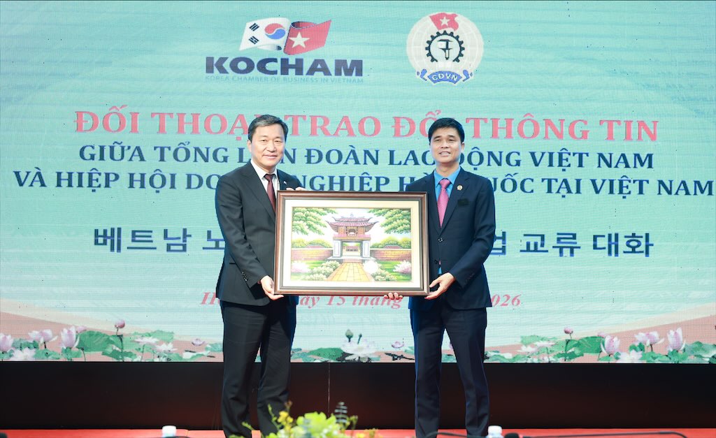 Pho Chu tich Tong LDLDVN Ngo Duy Hieu (ben phai) trao qua luu niem cho Chu tich KOCHAM. Anh: Hai Nguyen