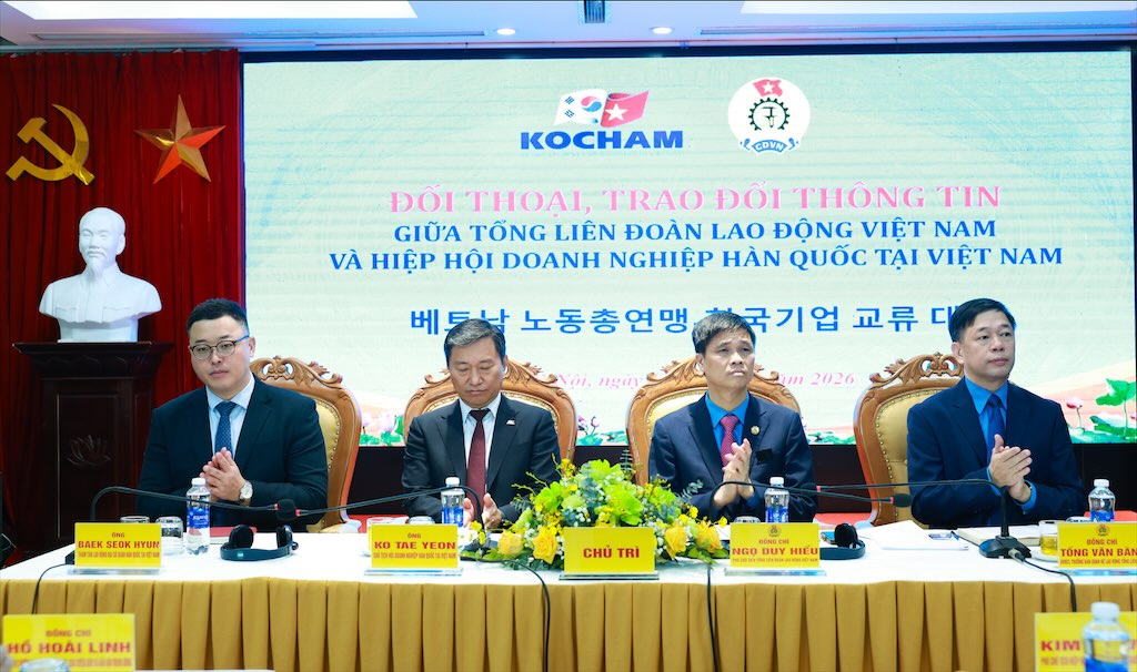Ensuring harmony between protecting the rights of workers and businesses is one of the contents discussed at the Dialogue and information exchange between the VGCL and KOCHAM. Photo: Hai Nguyen