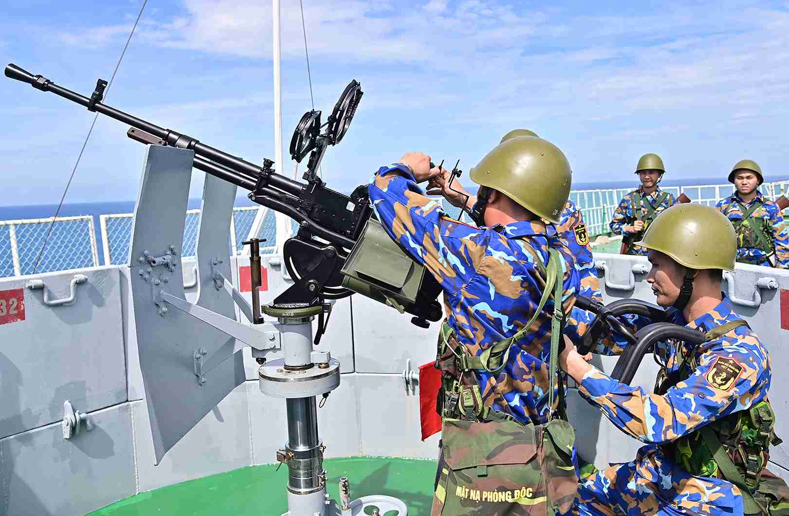 바다 한가운데서 DK1 해상 플랫폼의 해군 간부와 군인들은 당 제14차 전국대표대회를 향한 확고한 믿음을 가지고 있습니다. 사진: 반 드엉