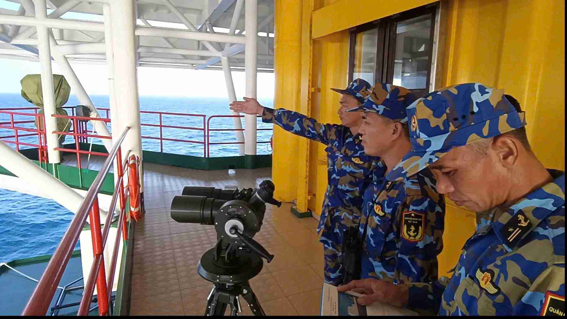 Hai quan tăng cường trực quan sat, phat hiên muc tiêu từ sớm, từ xa, dam bao xử tri moi tinh huống co thể xay ra trong dip diễn ra Dai hôi Dang. Anh: Van Duong