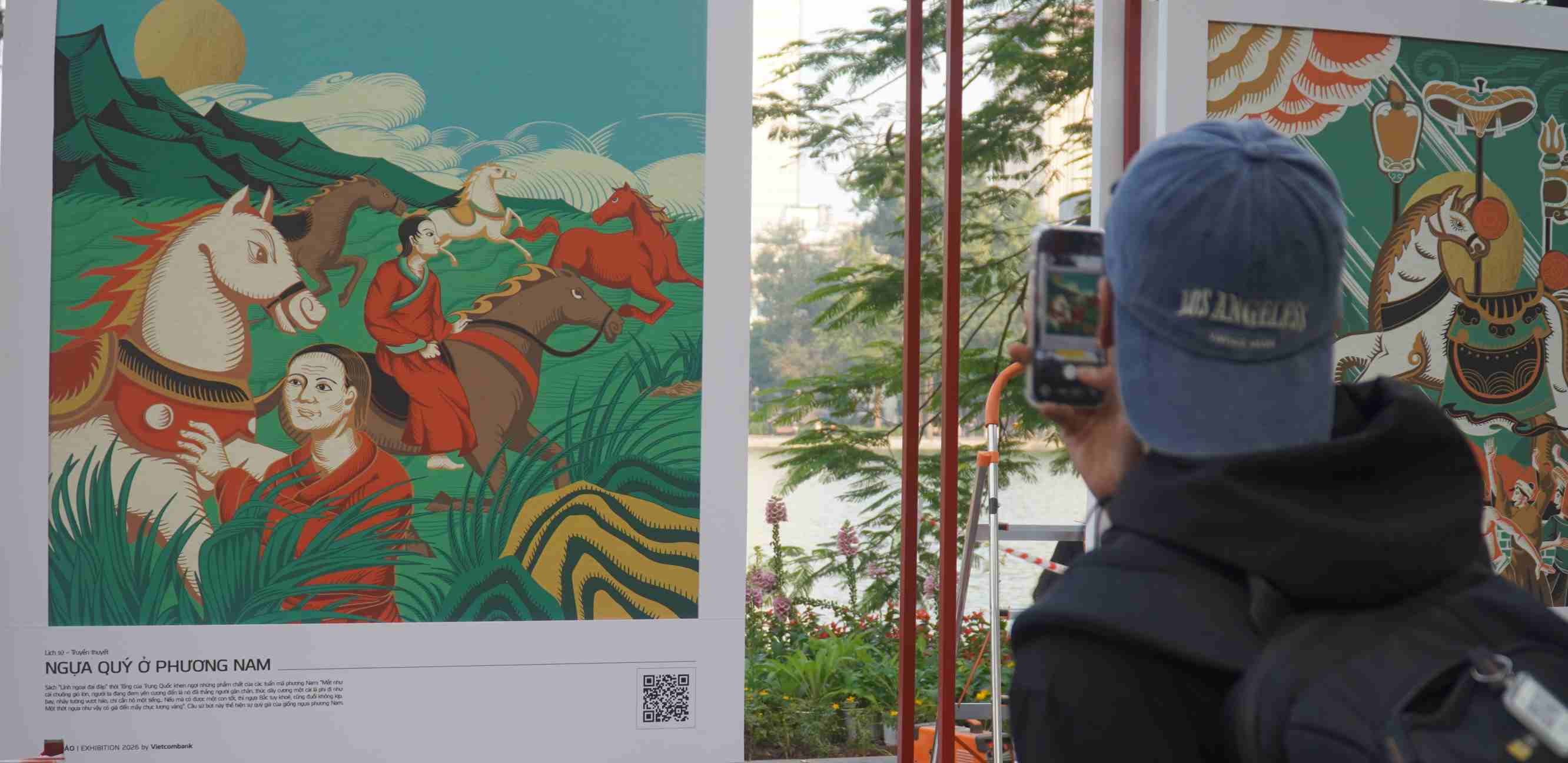 Nguoi dan va du khach thich thu dung chan truoc nhung cau chuyen van hoa duoc ke bang hoi hoa. Anh: Minh Vu