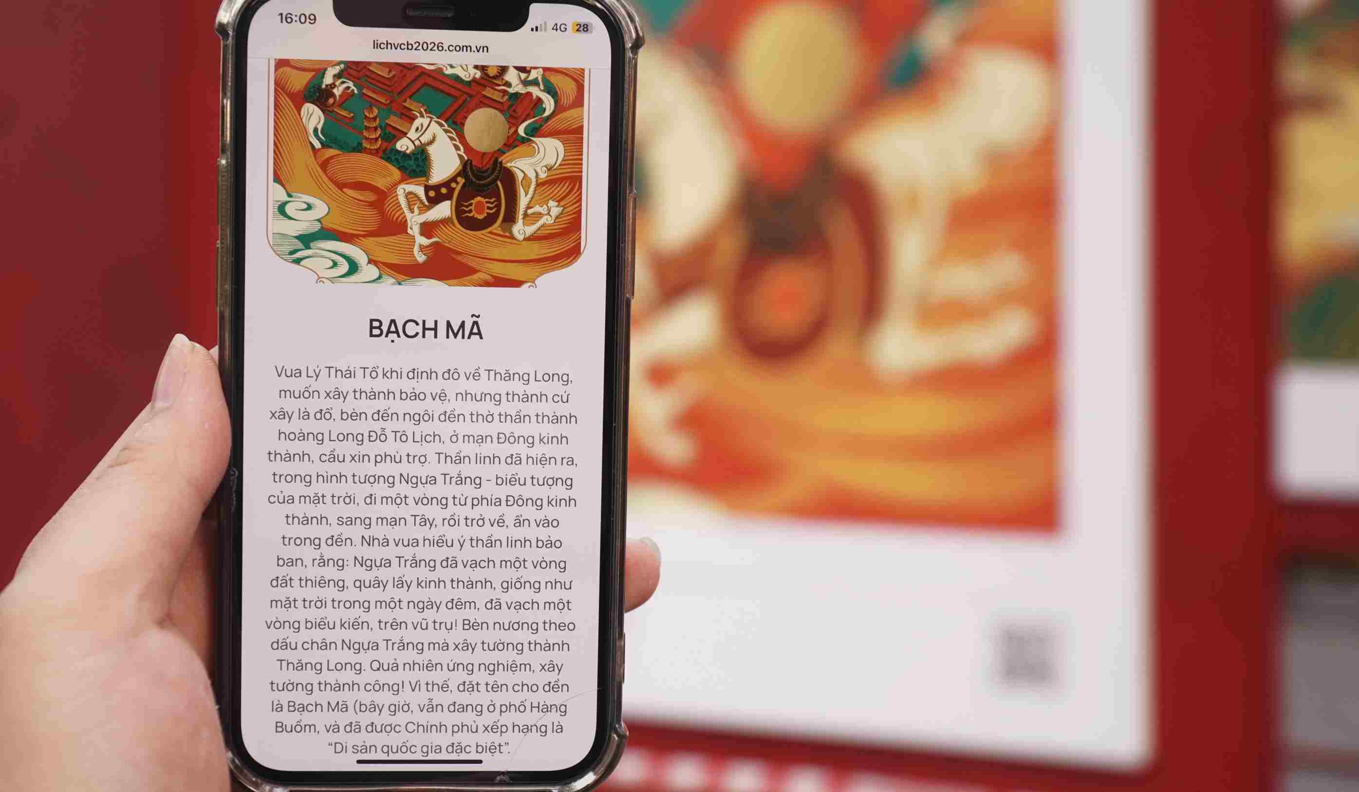 Chi voi mot thao tac quet QR, cau chuyen va gia tri van hoa an sau moi buc tranh dan hien ra, giup nguoi xem hieu sau hon ve hinh tuong va thong diep cua tac pham. Anh: Minh Vu.