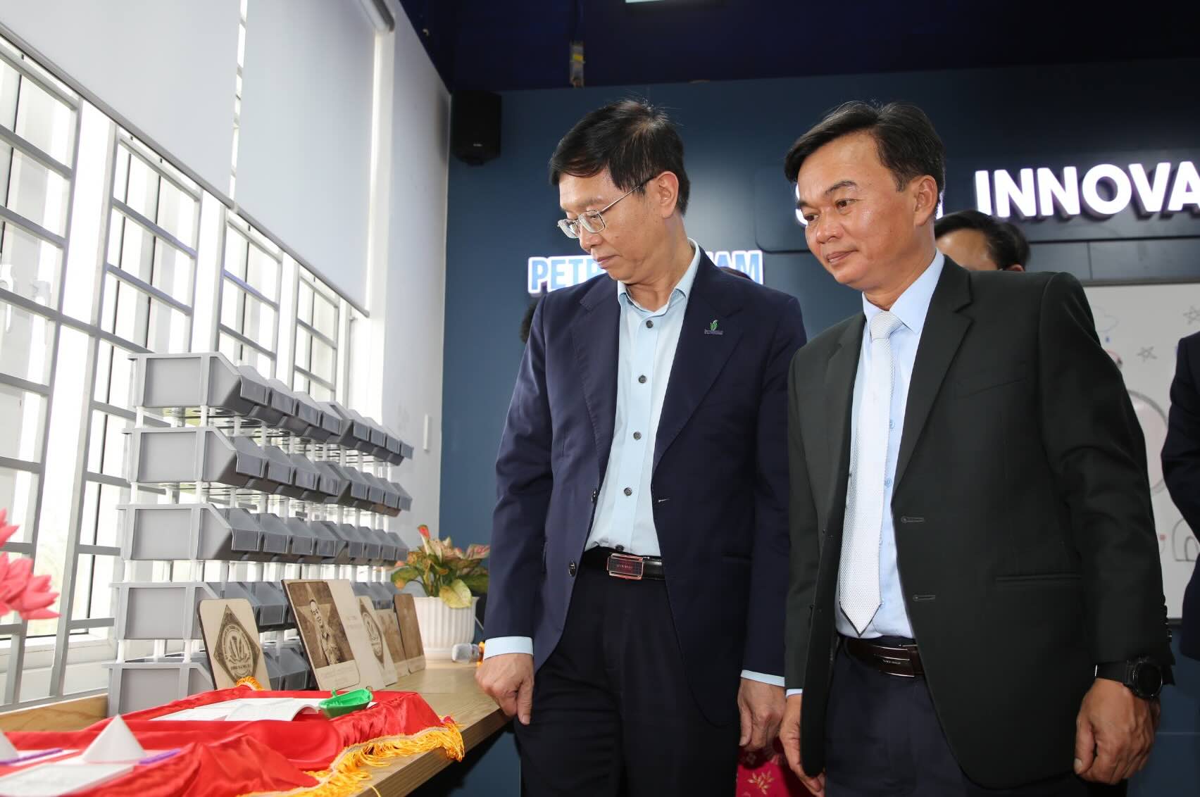 Cac dai bieu tham quan phong hoc STEM. Anh: Cong Sang