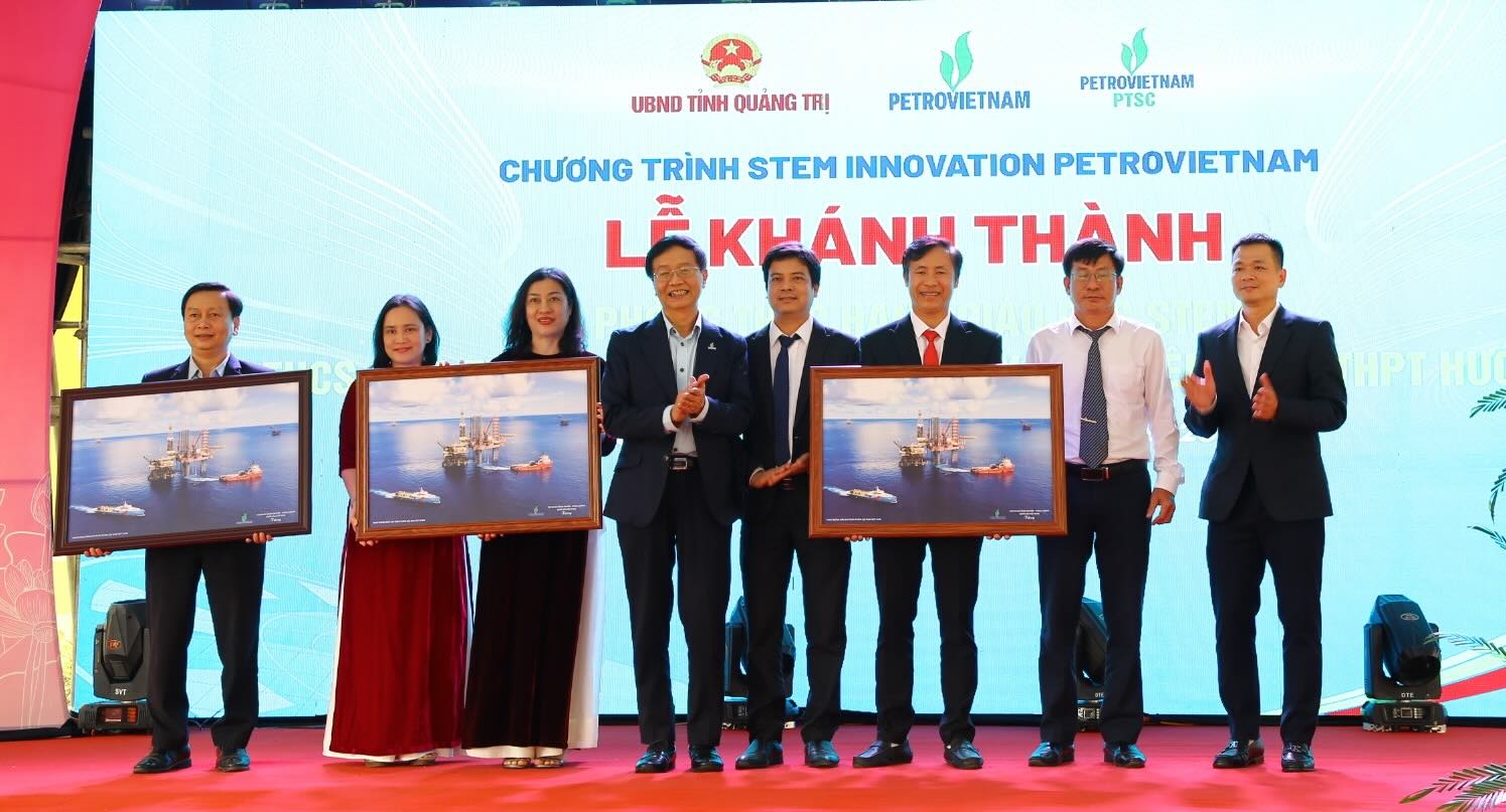 Trao qua luu niem cho cac truong. Anh: Cong Sang