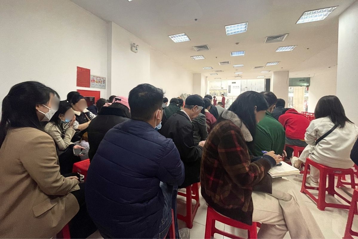 Gia vang co nhip dieu chinh giam nhe, nhieu nguoi van kien nhan xep hang cho toi luot giao dich. Anh: Ha Linh