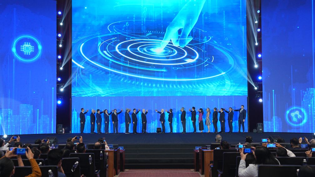 Dai bieu thuc hien nghi thuc cong bo de an Do thi Khoa hoc Cong nghe - Bac TPHCM. Anh: Dinh Trong