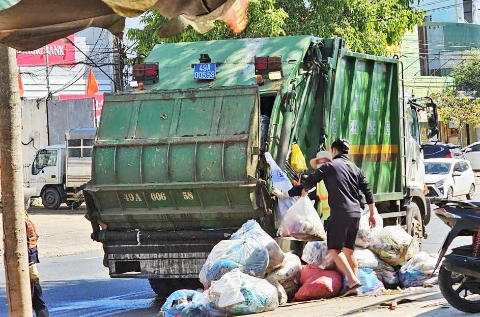 Lâm Đồng chỉ đạo thu gom, xử lý hàng trăm tấn rác thải ứ đọng trên Quốc lộ 20 sau phản ánh của Báo Lao Động. Ảnh: Phúc Khánh 
