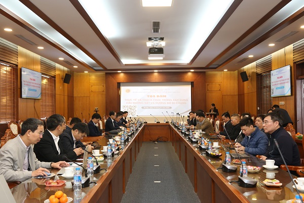 Overview of the seminar at the University of Transport. Photo: Van Linh