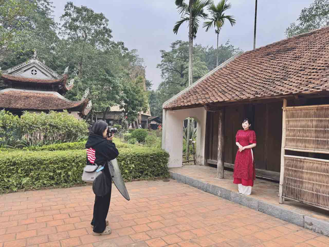 Ta ao dai thuot tha giua nhung ngoi nha co di san.