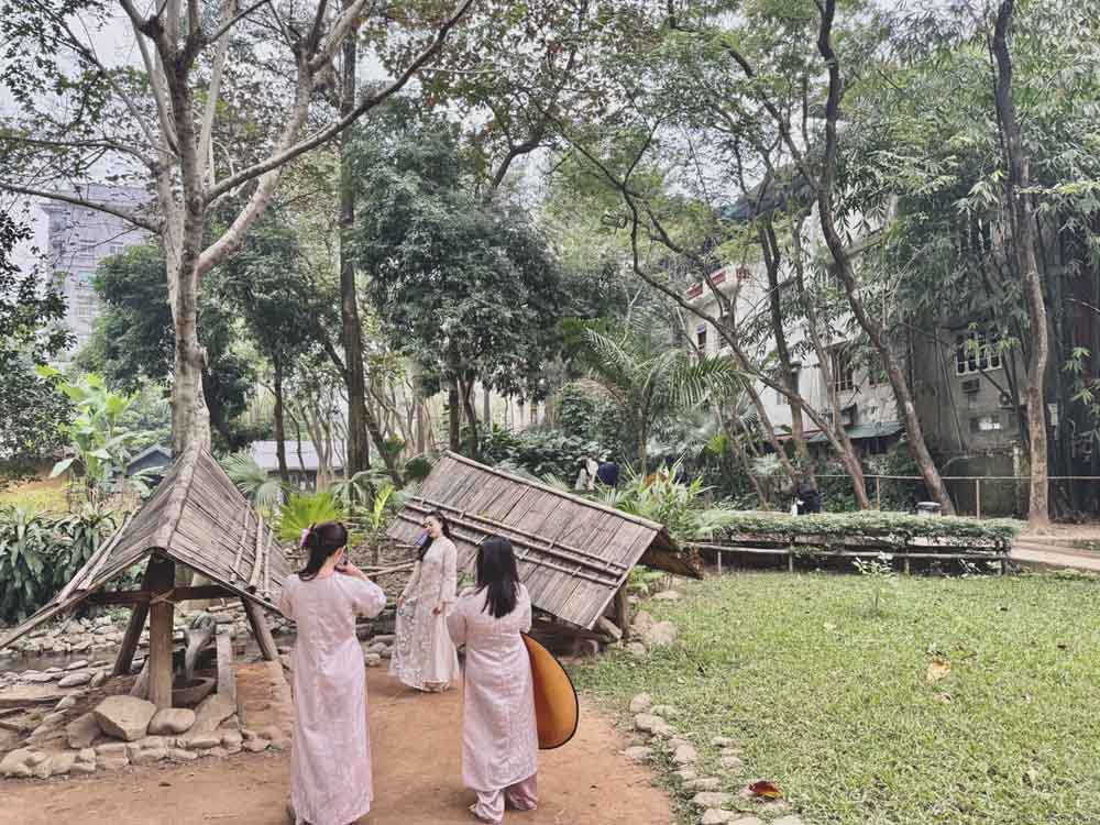 Khuon vien bao tang co nhieu goc chup hinh cho ban thoai mai lua chon.